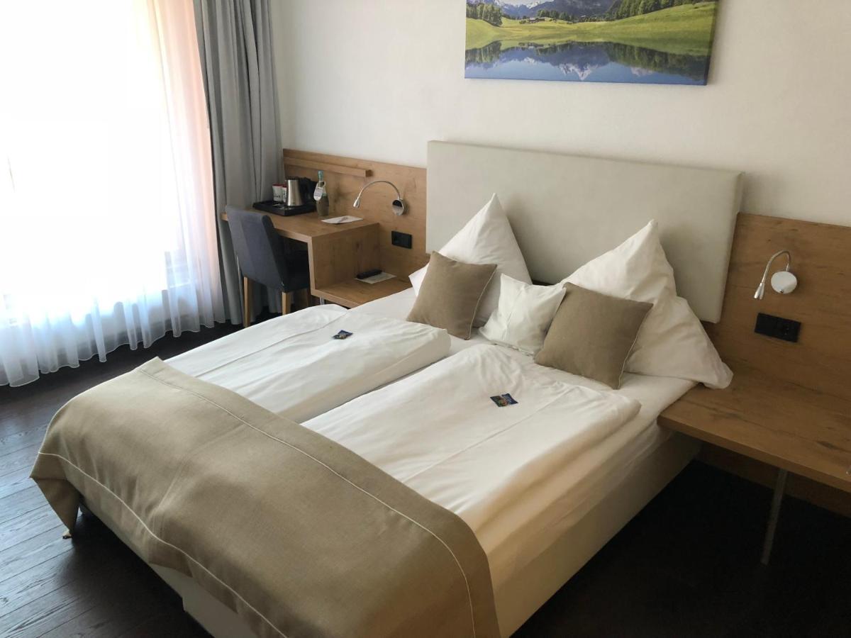 Hotel Zum Hirsch Wertingen エクステリア 写真