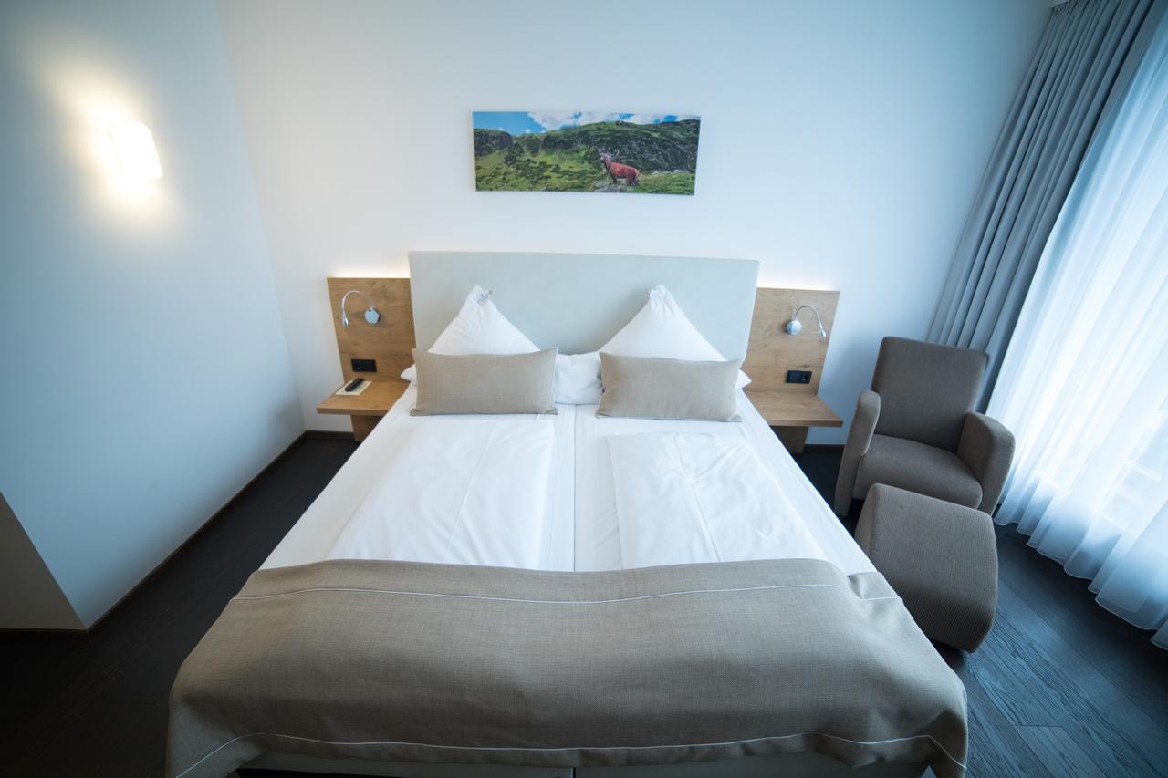 Hotel Zum Hirsch Wertingen エクステリア 写真