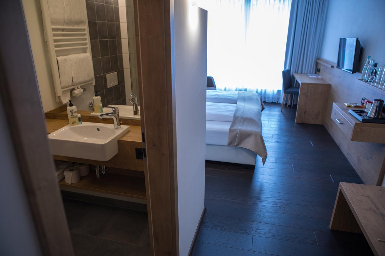 Hotel Zum Hirsch Wertingen エクステリア 写真