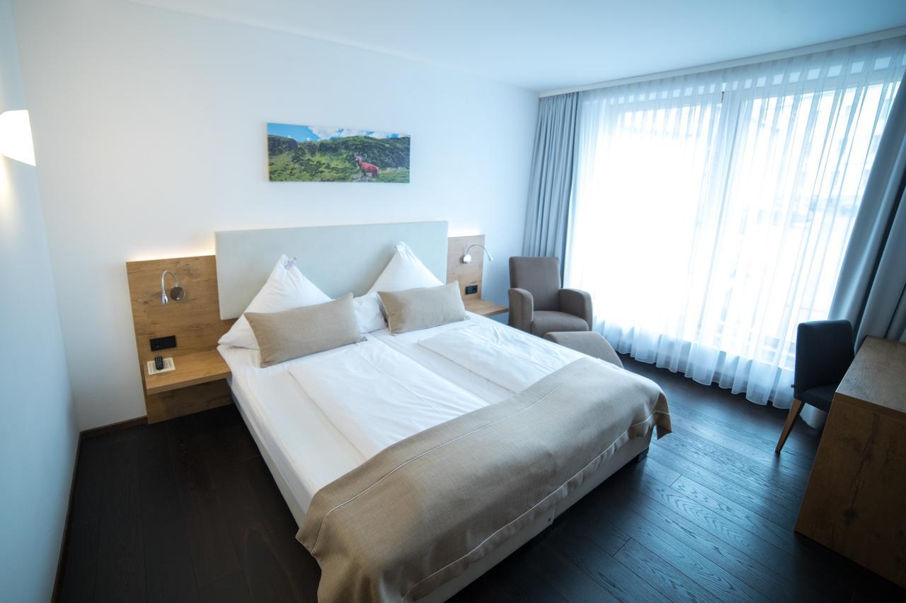 Hotel Zum Hirsch Wertingen エクステリア 写真