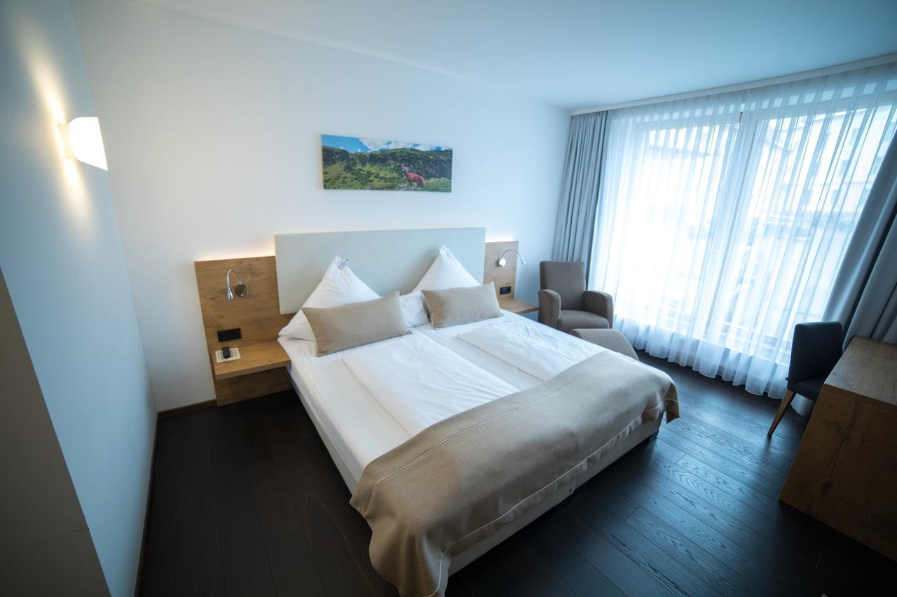 Hotel Zum Hirsch Wertingen エクステリア 写真