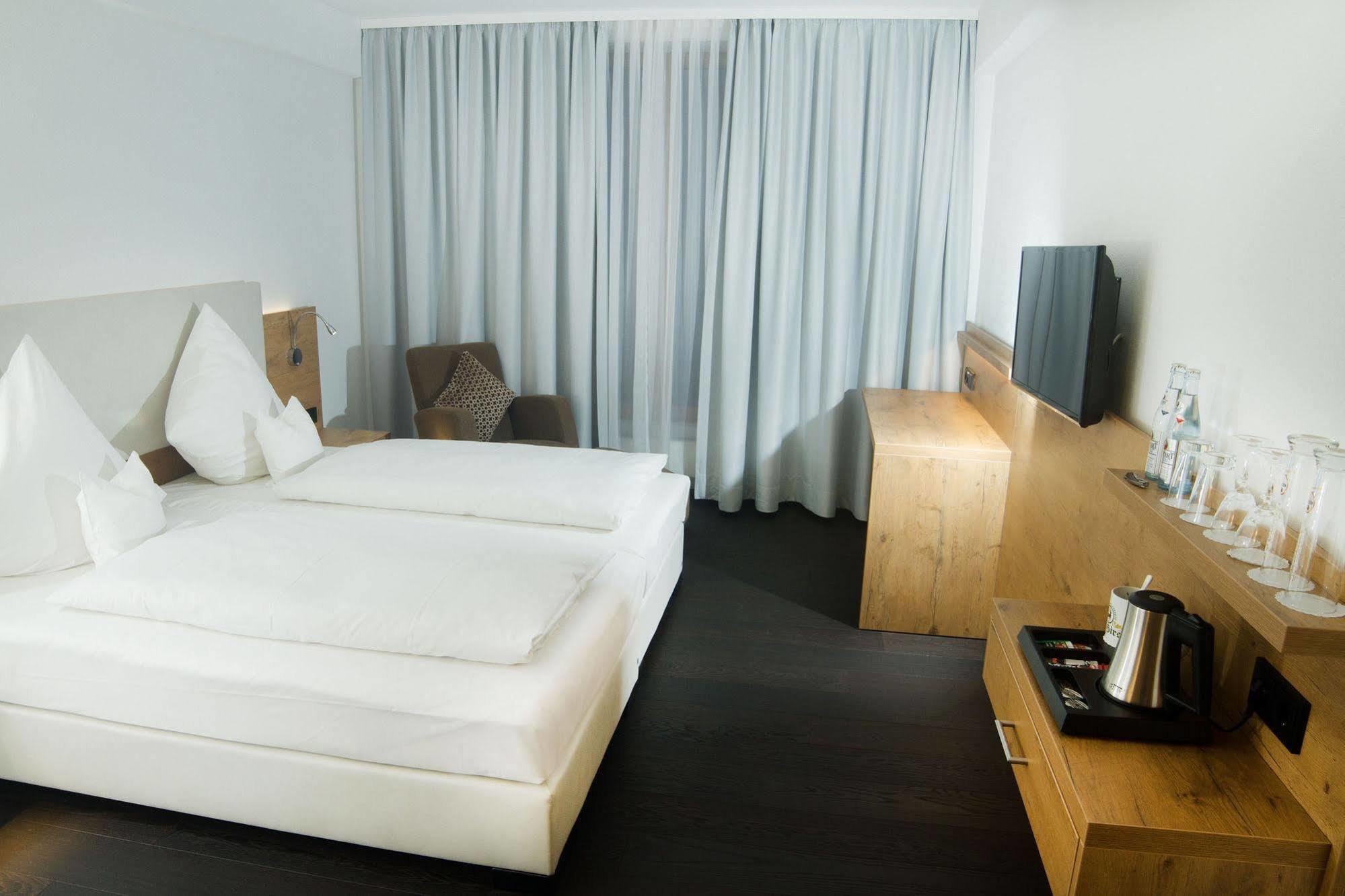 Hotel Zum Hirsch Wertingen エクステリア 写真