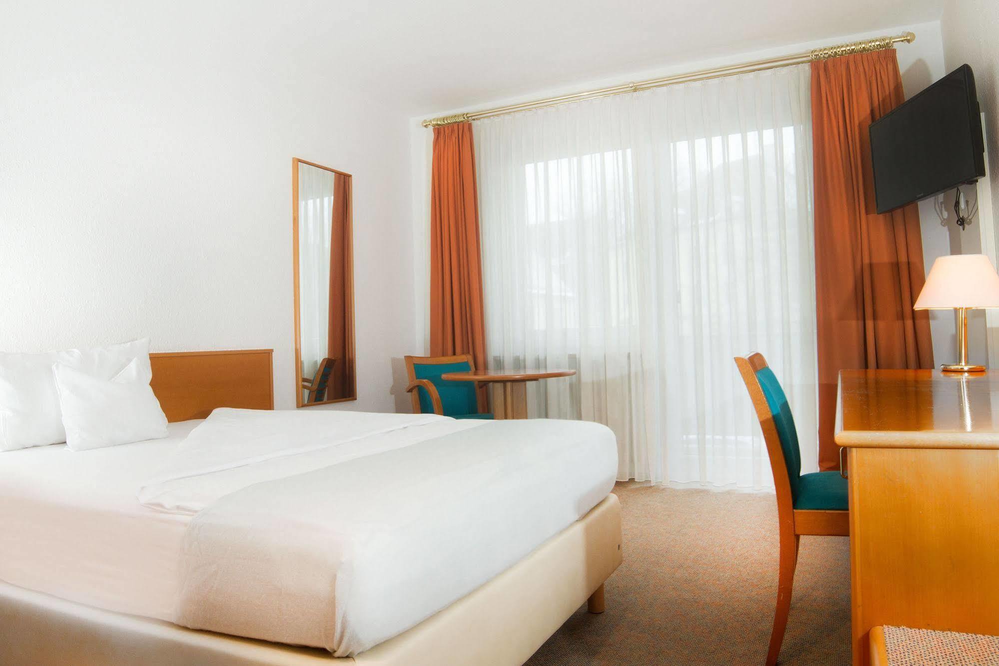 Hotel Zum Hirsch Wertingen エクステリア 写真