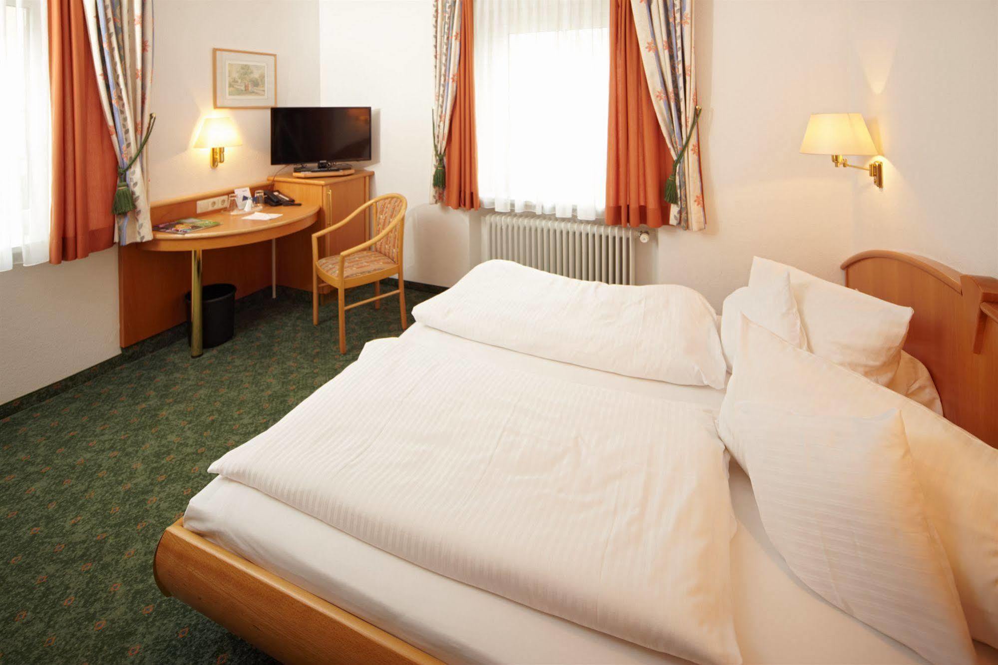 Hotel Zum Hirsch Wertingen エクステリア 写真
