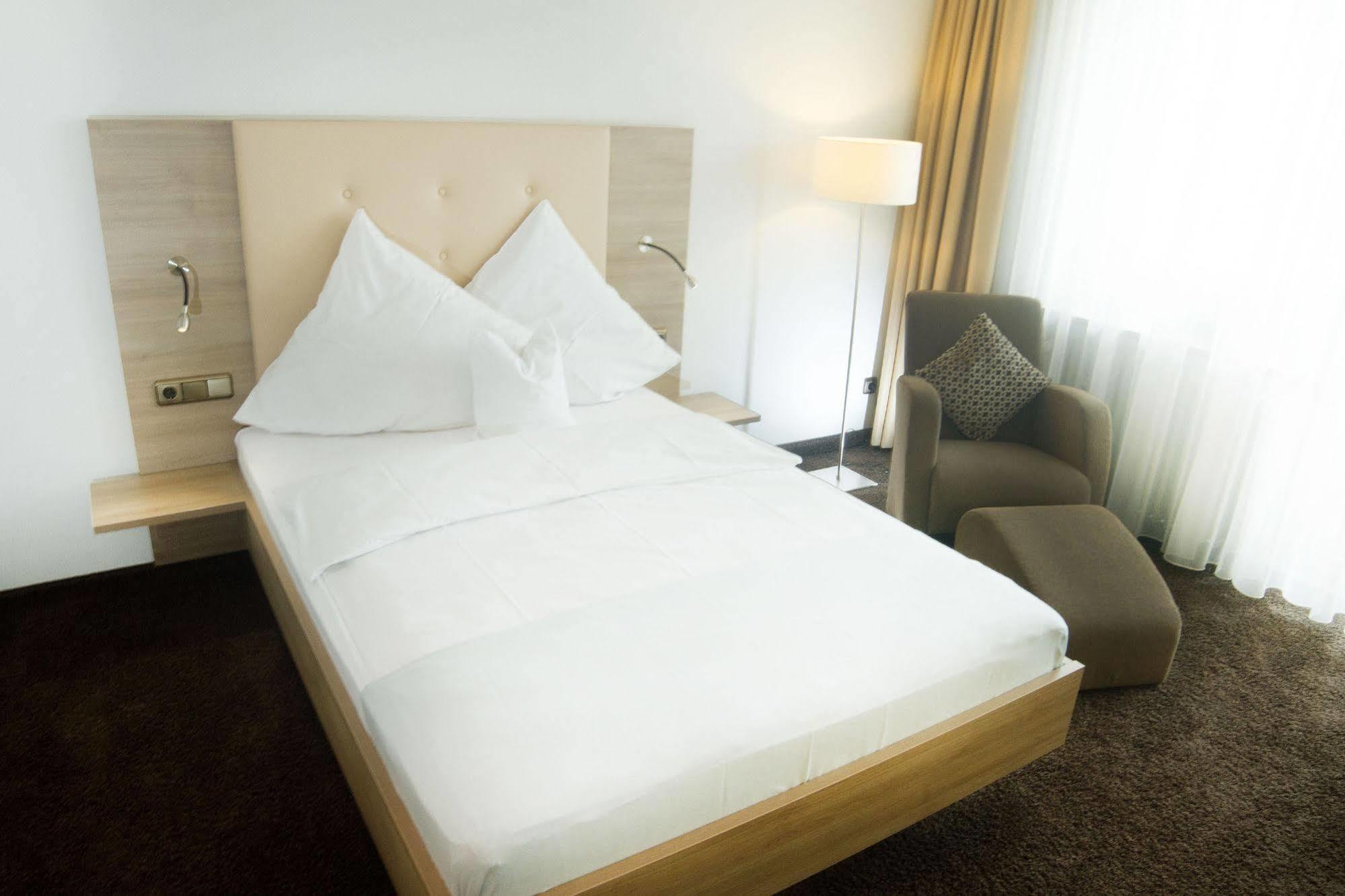 Hotel Zum Hirsch Wertingen エクステリア 写真