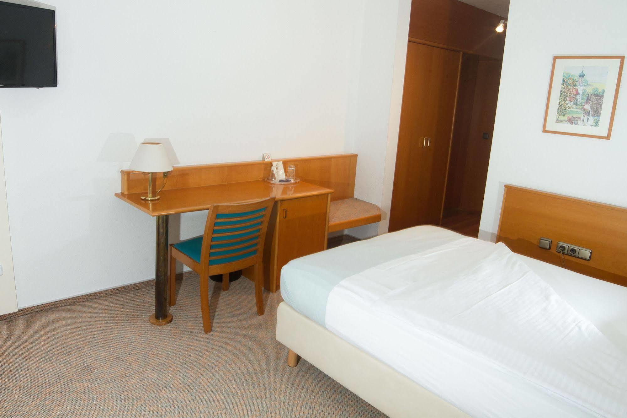 Hotel Zum Hirsch Wertingen エクステリア 写真