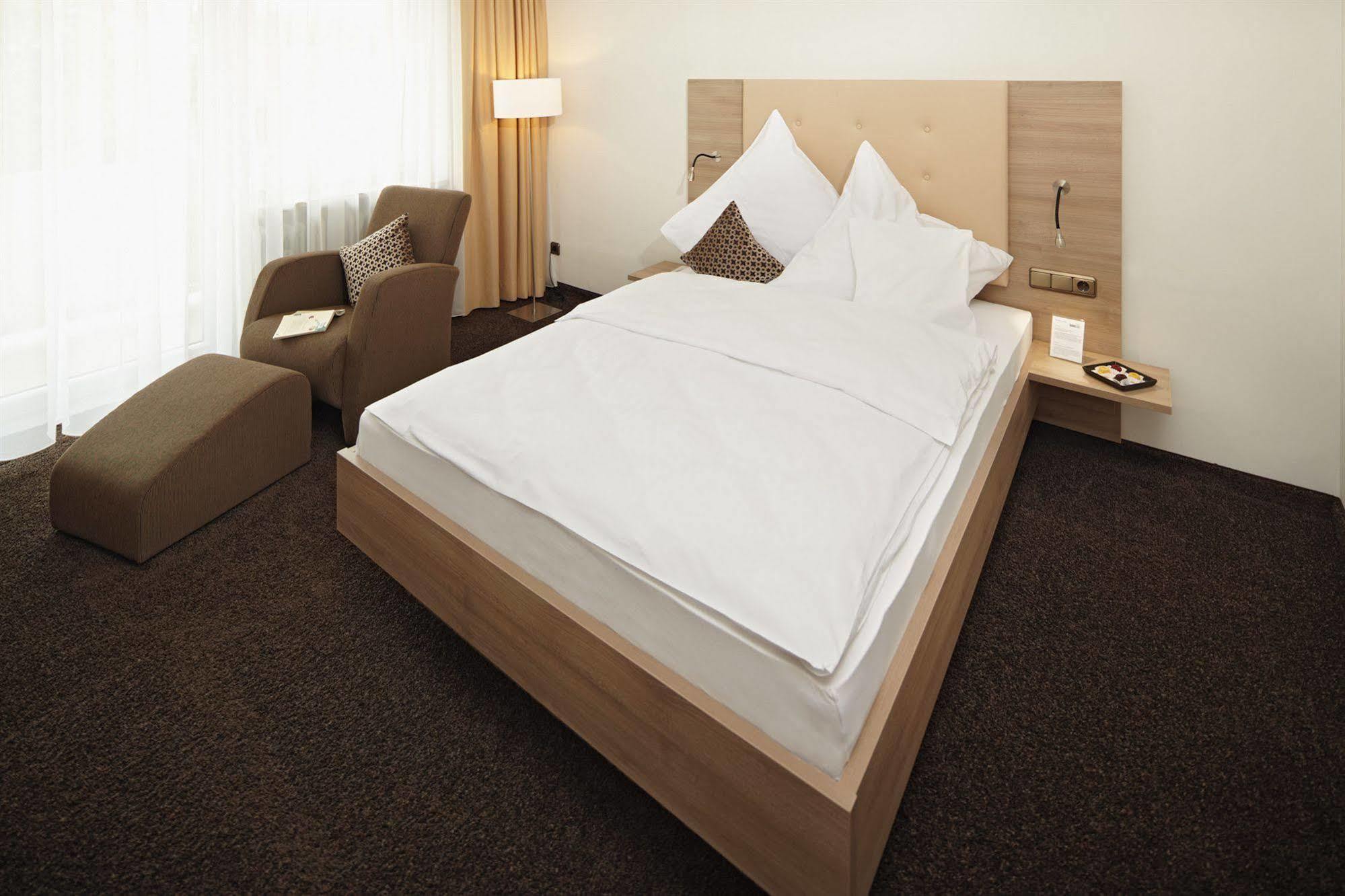 Hotel Zum Hirsch Wertingen エクステリア 写真