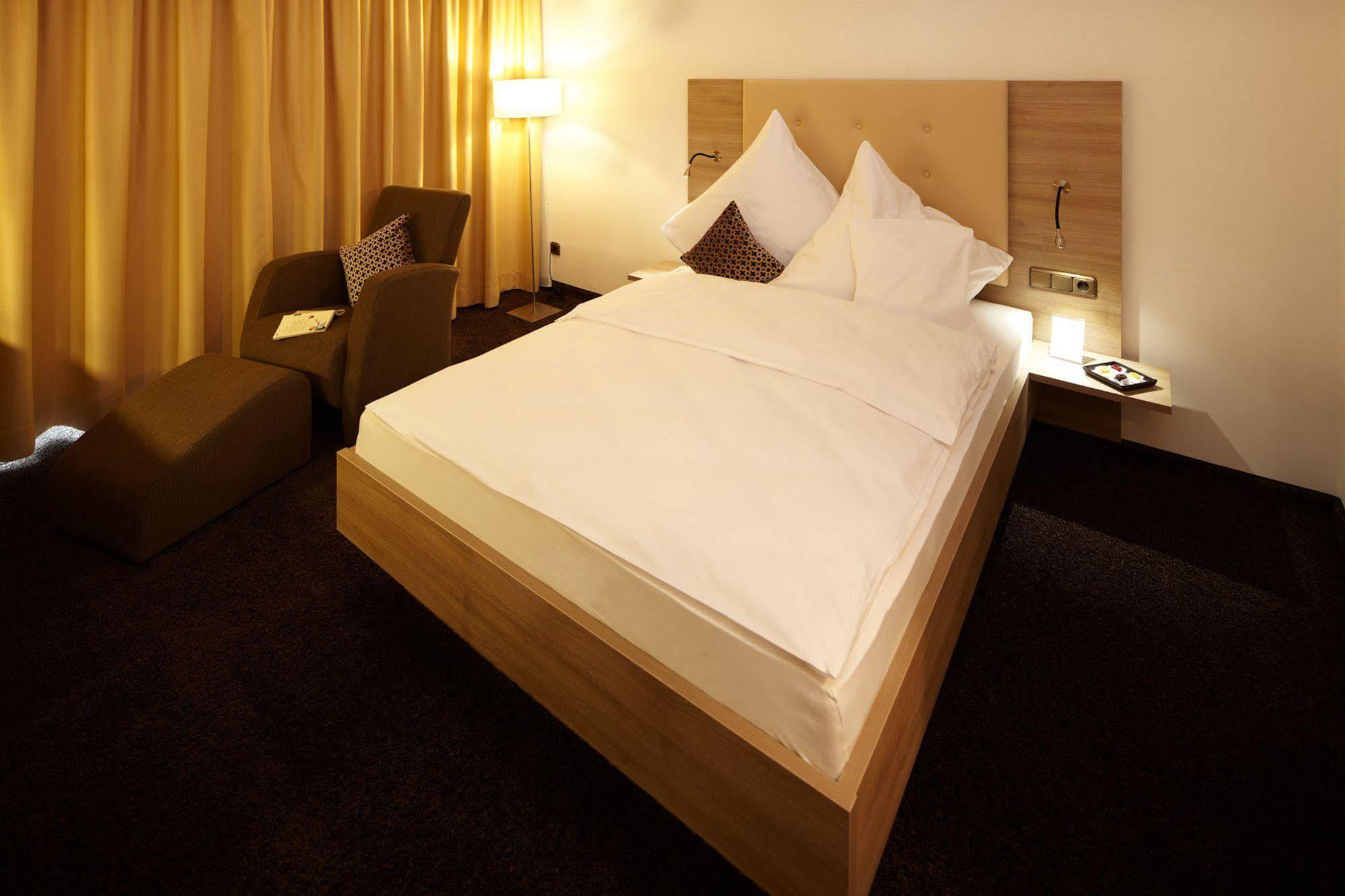 Hotel Zum Hirsch Wertingen エクステリア 写真