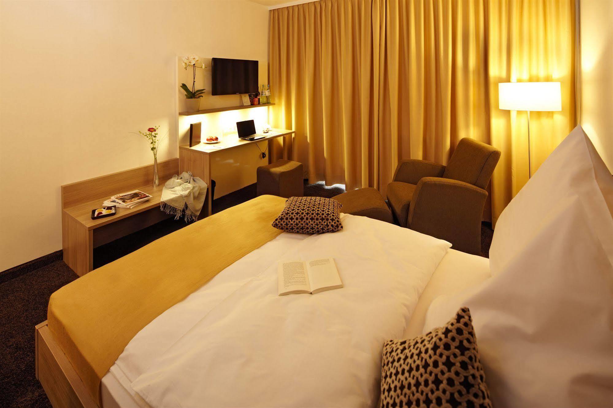 Hotel Zum Hirsch Wertingen エクステリア 写真