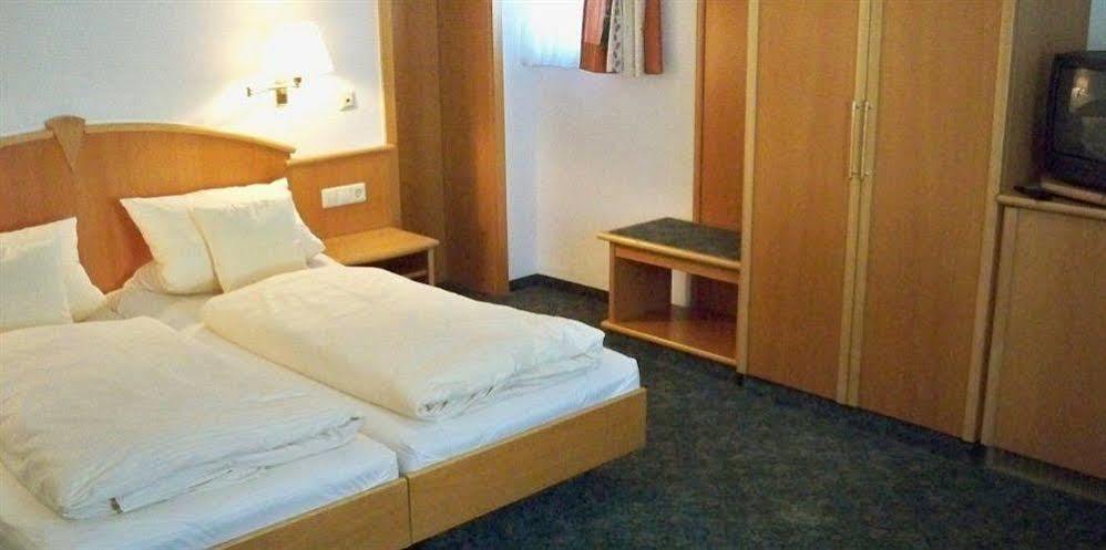 Hotel Zum Hirsch Wertingen エクステリア 写真
