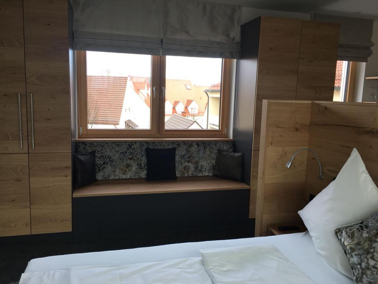 Hotel Zum Hirsch Wertingen エクステリア 写真