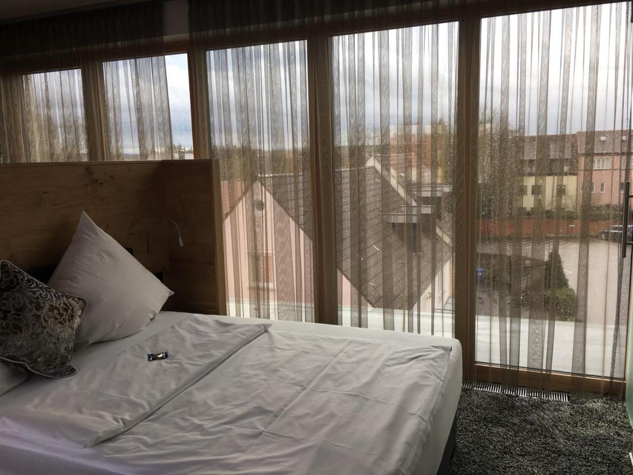 Hotel Zum Hirsch Wertingen エクステリア 写真